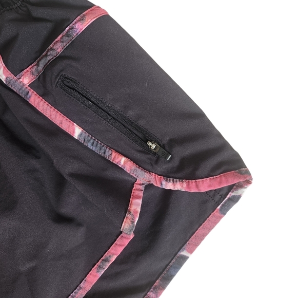 Lululemon Womens Running Tracker Short III Size 4 Zip Pocket Black Berry Rumble. - Picture 6 of 8